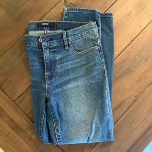 HUDSON DISTRESSED ANKLE JEANS